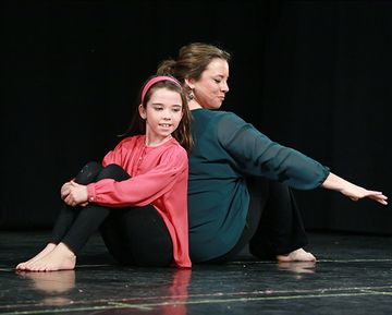Estudio de Danza María Mata mujer y niña sentadas en el piso