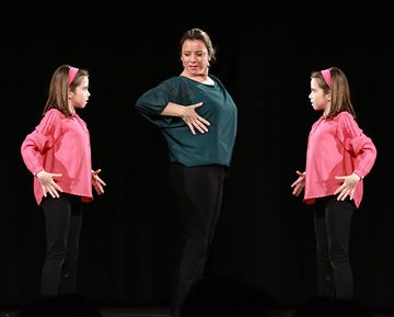 Estudio de Danza María Mata mujer y niñas bailando